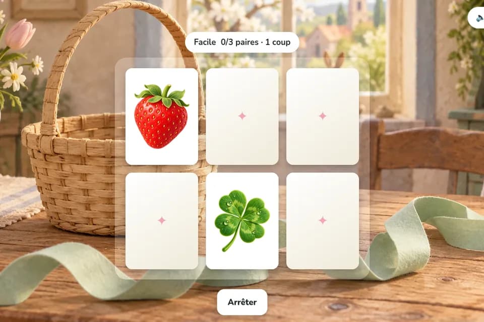 Six cartes de memory sont disposées sur une table près d’un panier, avec une fraise et un trèfle dévoilés.