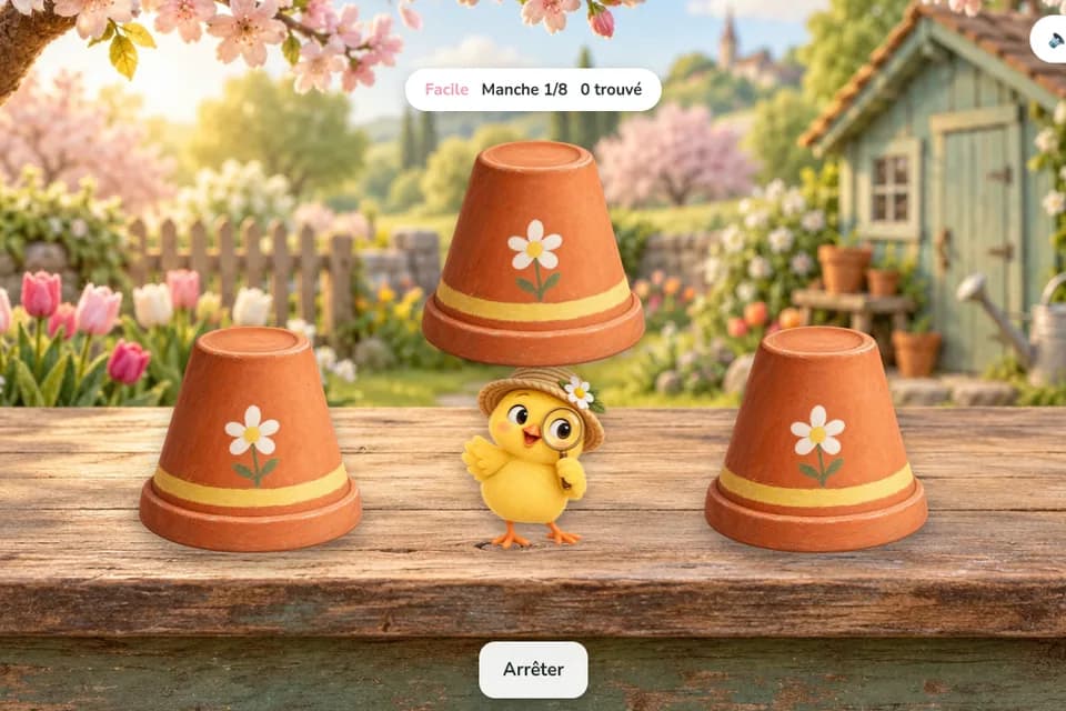 Un poussin coiffé d’un chapeau se tient entre trois pots de fleurs retournés sur une table en bois dans un jardin fleuri.